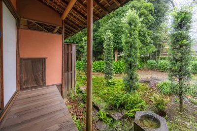 無料壁紙 縁側から眺める庭園。PCとデスクトップ壁紙に最適な4K高画質の無料壁紙。三重県玉城町の玄甲舎で撮影したフリー写真素材