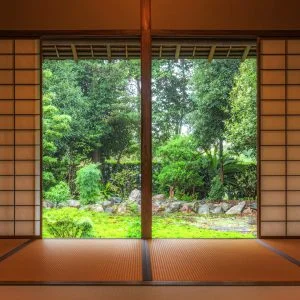 無料壁紙 茶室から眺める庭園。PCとデスクトップ壁紙に最適な4K高画質の無料壁紙。三重県玉城町の玄甲舎で撮影したフリー写真素材