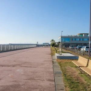 無料壁紙 第一駐車場とターミナルと遊歩道。PCとデスクトップ壁紙に最適な4K高画質の無料壁紙。三重県津市の津エアポートラインで撮影したフリー写真素材