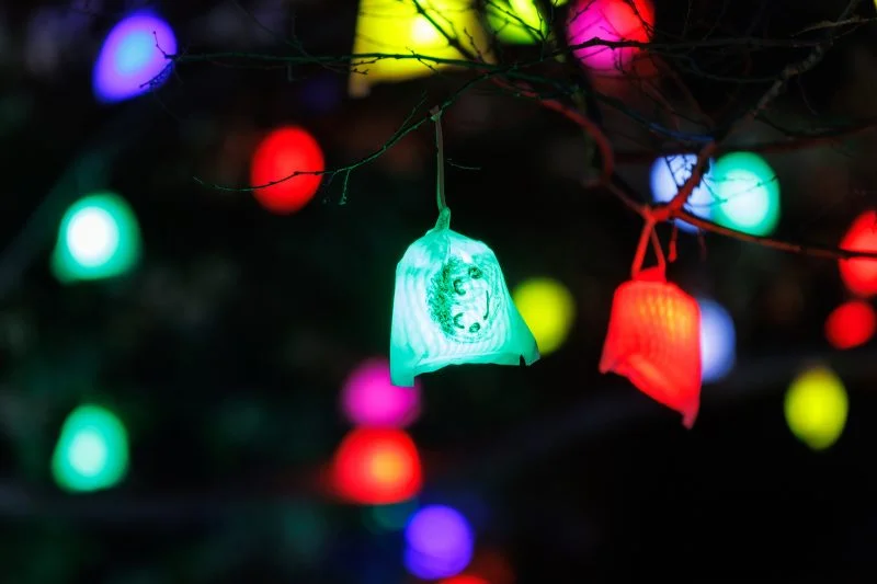 無料壁紙 光の実（水色）。PCとデスクトップ壁紙に最適な4K高画質の無料壁紙。三重県津市のそうぶんの月灯りで撮影したフリー写真素材