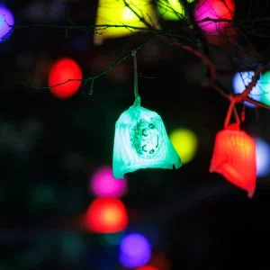 無料壁紙 光の実（水色）。PCとデスクトップ壁紙に最適な4K高画質の無料壁紙。三重県津市のそうぶんの月灯りで撮影したフリー写真素材