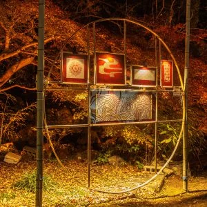 無料壁紙 伊勢型紙と紅葉ライトアップ。PCとデスクトップ壁紙に最適な4K高画質の無料壁紙。三重県津市のそうぶんの月灯りで撮影したフリー写真素材