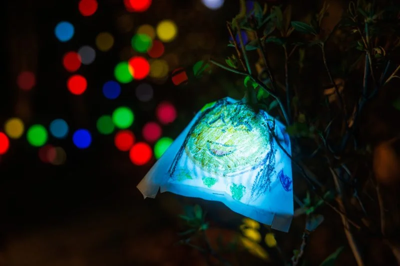 無料壁紙 光の実（青）。PCとデスクトップ壁紙に最適な4K高画質の無料壁紙。三重県津市のそうぶんの月灯りで撮影したフリー写真素材