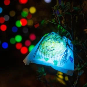 無料壁紙 光の実（青）。PCとデスクトップ壁紙に最適な4K高画質の無料壁紙。三重県津市のそうぶんの月灯りで撮影したフリー写真素材