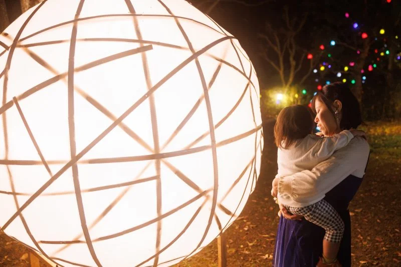 無料壁紙 日本庭園に展示された巨大な球体ライトアップ。PCとデスクトップ壁紙に最適な4K高画質の無料壁紙。三重県津市のそうぶんの月灯りで撮影したフリー写真素材