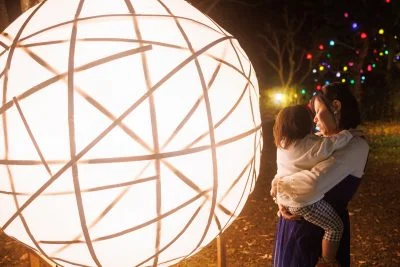 無料壁紙 日本庭園に展示された巨大な球体ライトアップ。PCとデスクトップ壁紙に最適な4K高画質の無料壁紙。三重県津市のそうぶんの月灯りで撮影したフリー写真素材