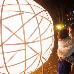 無料壁紙 日本庭園に展示された巨大な球体ライトアップ。PCとデスクトップ壁紙に最適な4K高画質の無料壁紙。三重県津市のそうぶんの月灯りで撮影したフリー写真素材