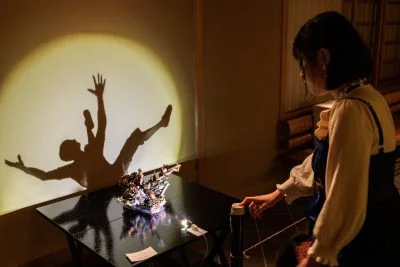 無料壁紙 影アートを楽しむ様子。PCとデスクトップ壁紙に最適な4K高画質の無料壁紙。三重県津市のそうぶんの月灯りで撮影したフリー写真素材