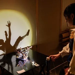 無料壁紙 影アートを楽しむ様子。PCとデスクトップ壁紙に最適な4K高画質の無料壁紙。三重県津市のそうぶんの月灯りで撮影したフリー写真素材