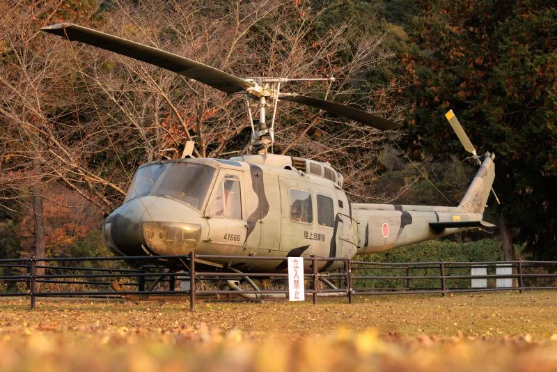無料壁紙 公園に展示中のヘリコプター。PCとデスクトップ壁紙に最適な4K高画質の無料壁紙。三重県度会町の宮リバー度会パークで撮影したフリー写真素材