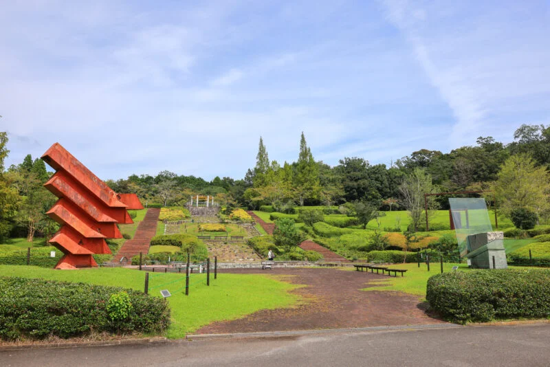 駅前のオブジェと花が咲く広場（三重県津市・東青山 四季の里）