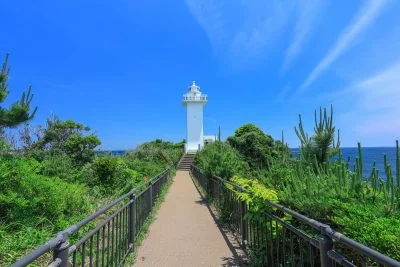 無料壁紙 灯台へと続く道。PCとデスクトップ壁紙に最適な4K高画質の無料壁紙。三重県志摩市の安乗埼灯台で撮影したフリー写真素材