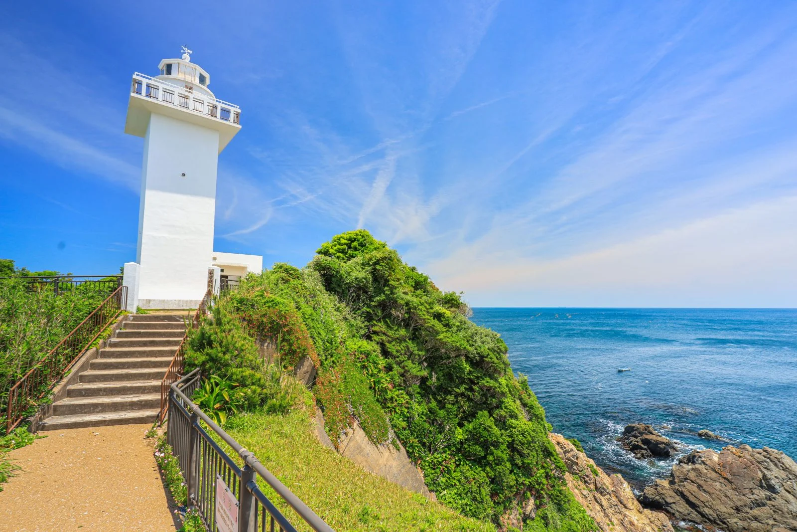 無料壁紙 灯台と太平洋。PCとデスクトップ壁紙に最適な4K高画質の無料壁紙。三重県志摩市の安乗埼灯台で撮影したフリー写真素材