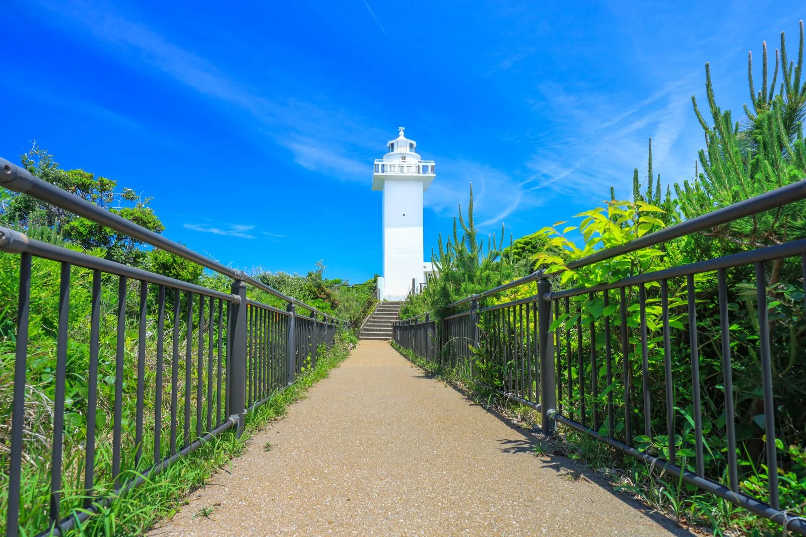 無料壁紙 灯台までの通路。PCとデスクトップ壁紙に最適な4K高画質の無料壁紙。三重県志摩市の安乗埼灯台で撮影したフリー写真素材