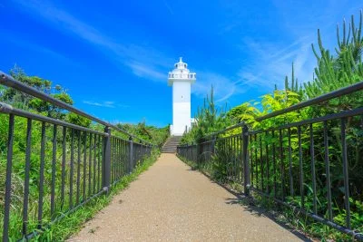 無料壁紙 灯台までの通路。PCとデスクトップ壁紙に最適な4K高画質の無料壁紙。三重県志摩市の安乗埼灯台で撮影したフリー写真素材