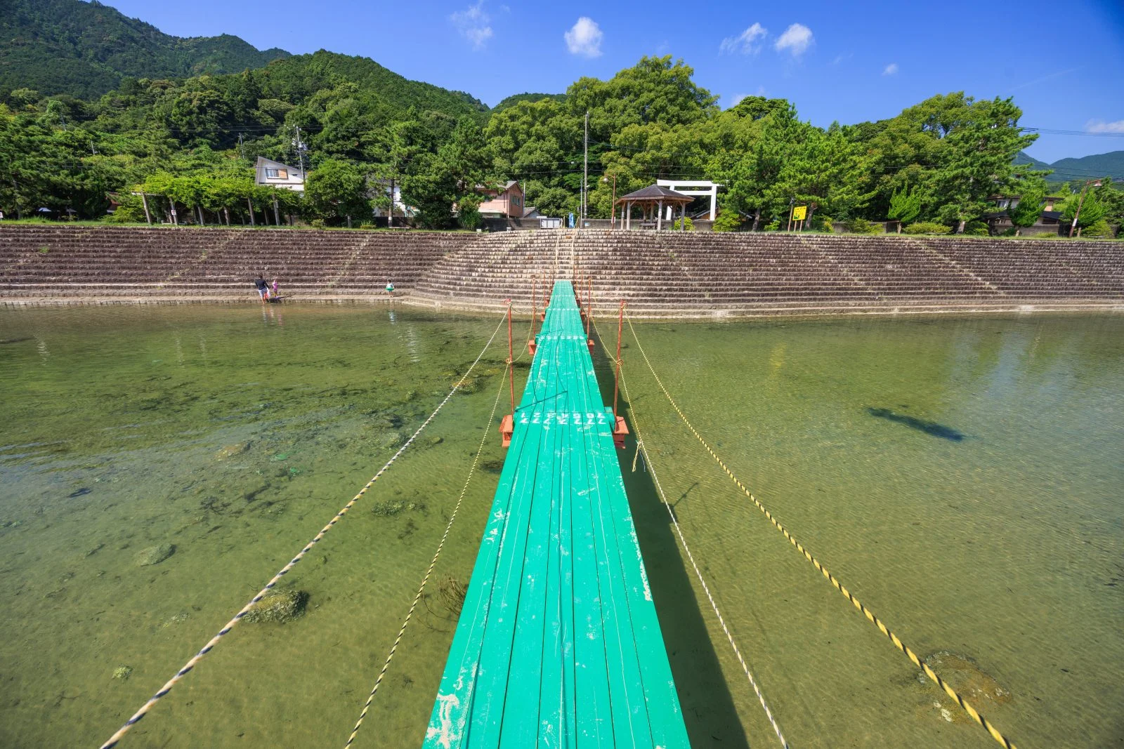 無料壁紙 桟橋から眺める川。PCとデスクトップ壁紙に最適な4K高画質の無料壁紙。三重県熊野市の新鹿海水浴場で撮影したフリー写真素材