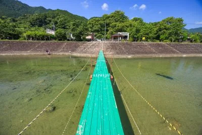 無料壁紙 桟橋から眺める川。PCとデスクトップ壁紙に最適な4K高画質の無料壁紙。三重県熊野市の新鹿海水浴場で撮影したフリー写真素材