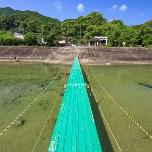 無料壁紙 桟橋から眺める川。PCとデスクトップ壁紙に最適な4K高画質の無料壁紙。三重県熊野市の新鹿海水浴場で撮影したフリー写真素材