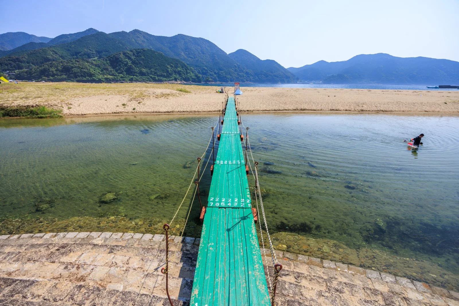 無料壁紙 夏限定で川に掛かる橋。PCとデスクトップ壁紙に最適な4K高画質の無料壁紙。三重県熊野市の新鹿海水浴場で撮影したフリー写真素材