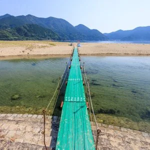 無料壁紙 夏限定で川に掛かる橋。PCとデスクトップ壁紙に最適な4K高画質の無料壁紙。三重県熊野市の新鹿海水浴場で撮影したフリー写真素材