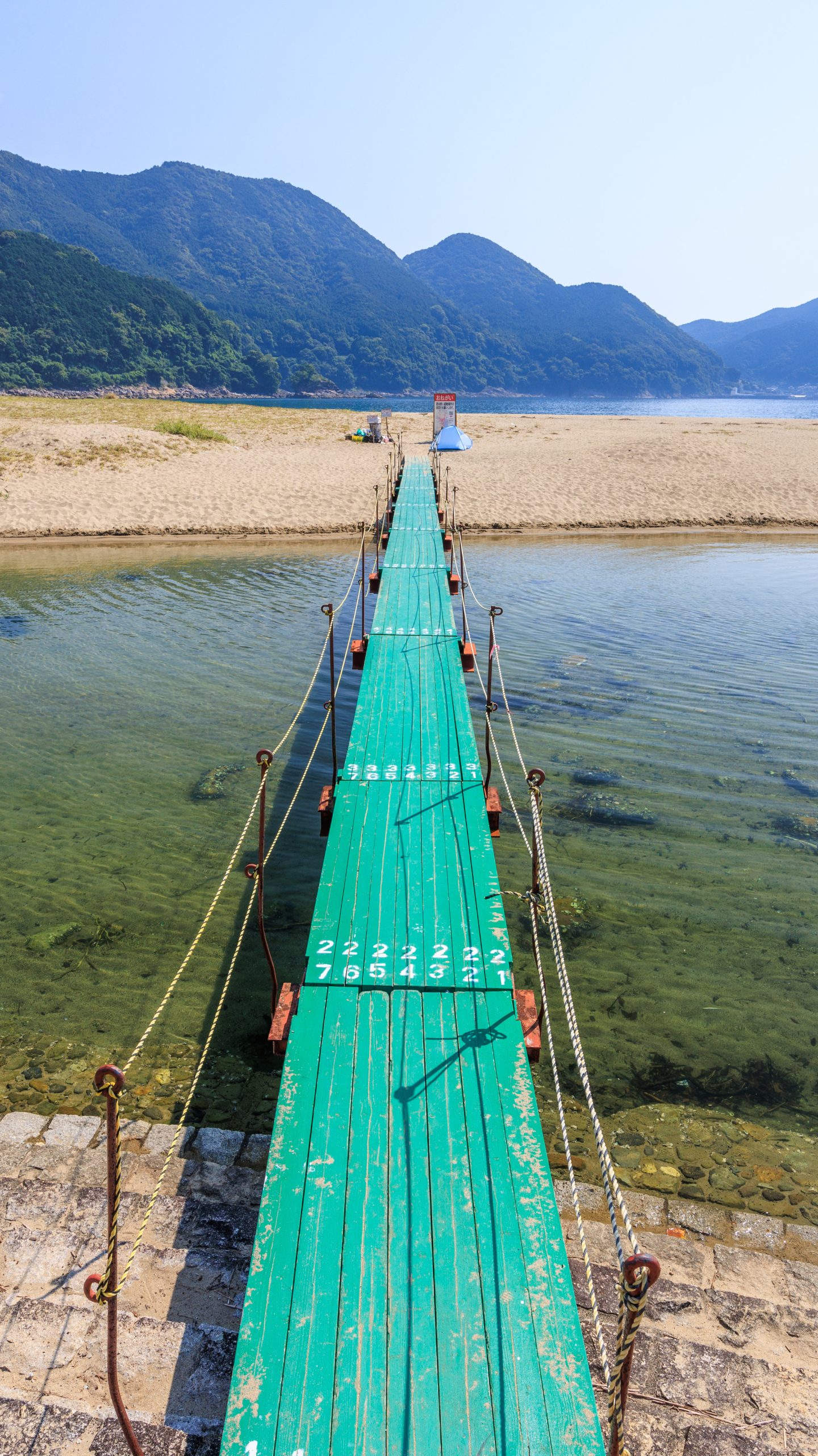 夏限定で川に掛かる橋(三重県熊野市・新鹿海水浴場)