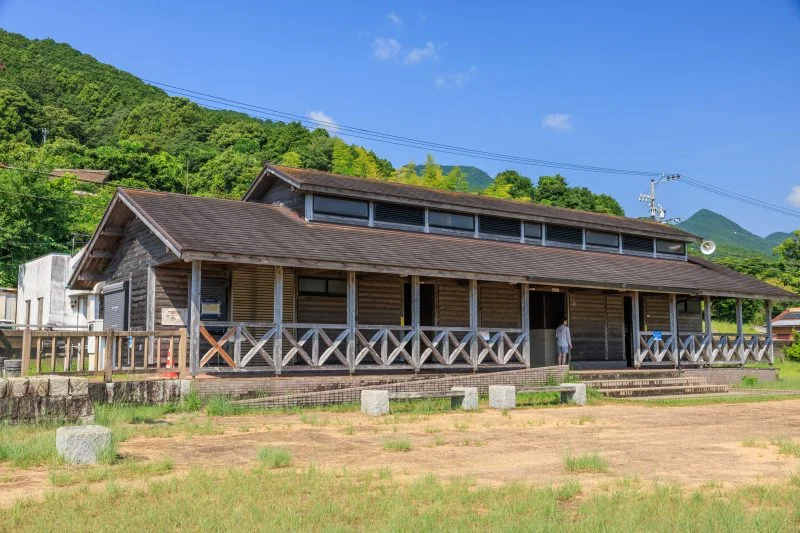 無料壁紙 海岸中央にある公衆トイレとシャワー室。PCとデスクトップ壁紙に最適な4K高画質の無料壁紙。三重県熊野市の新鹿海水浴場で撮影したフリー写真素材