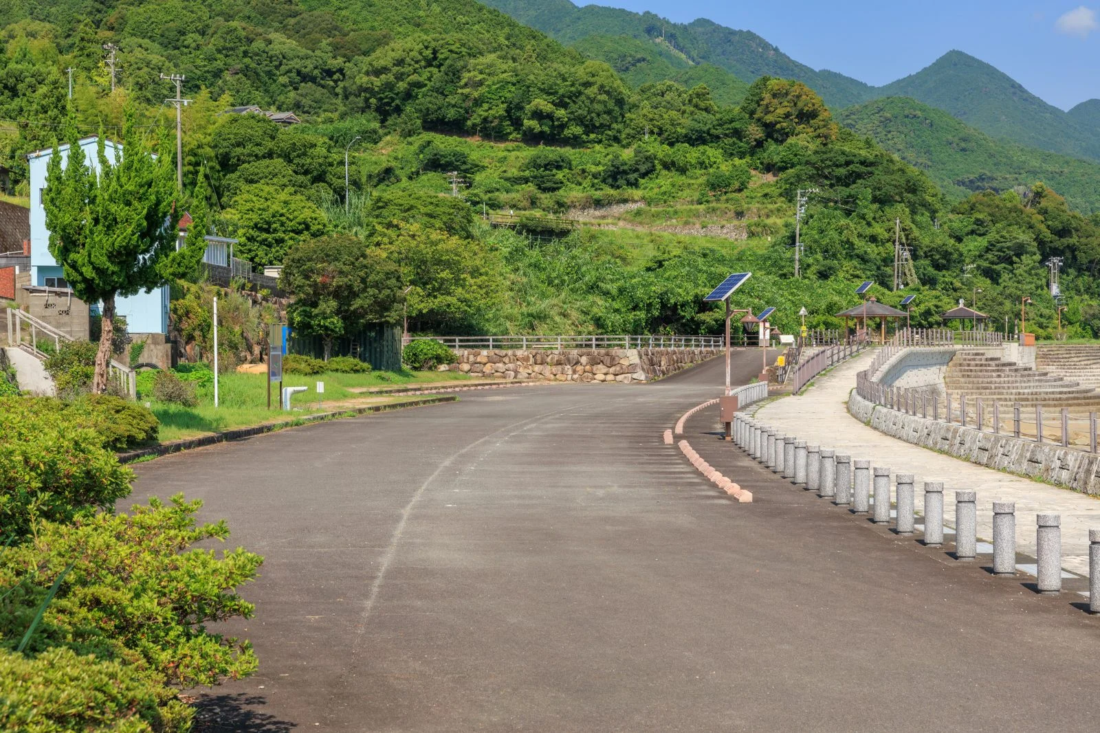 無料壁紙 新鹿海岸公園 大駐車場。PCとデスクトップ壁紙に最適な4K高画質の無料壁紙。三重県熊野市の新鹿海水浴場で撮影したフリー写真素材