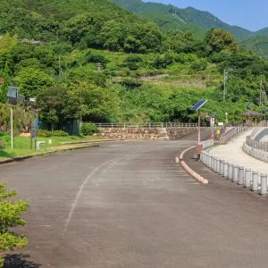 無料壁紙 新鹿海岸公園 大駐車場。PCとデスクトップ壁紙に最適な4K高画質の無料壁紙。三重県熊野市の新鹿海水浴場で撮影したフリー写真素材