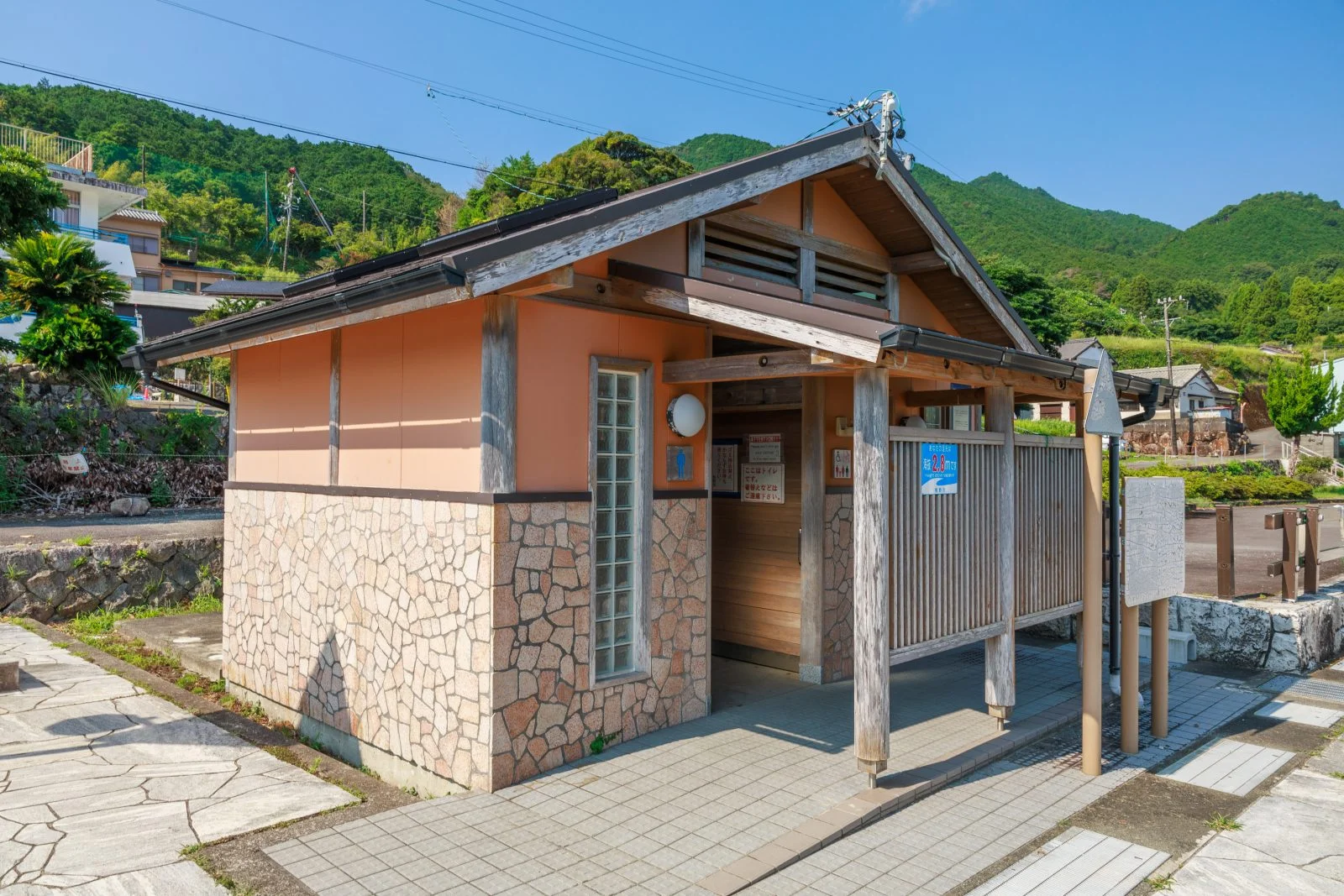 無料壁紙 新鹿海岸公園 大駐車場の公衆トイレ。PCとデスクトップ壁紙に最適な4K高画質の無料壁紙。三重県熊野市の新鹿海水浴場で撮影したフリー写真素材