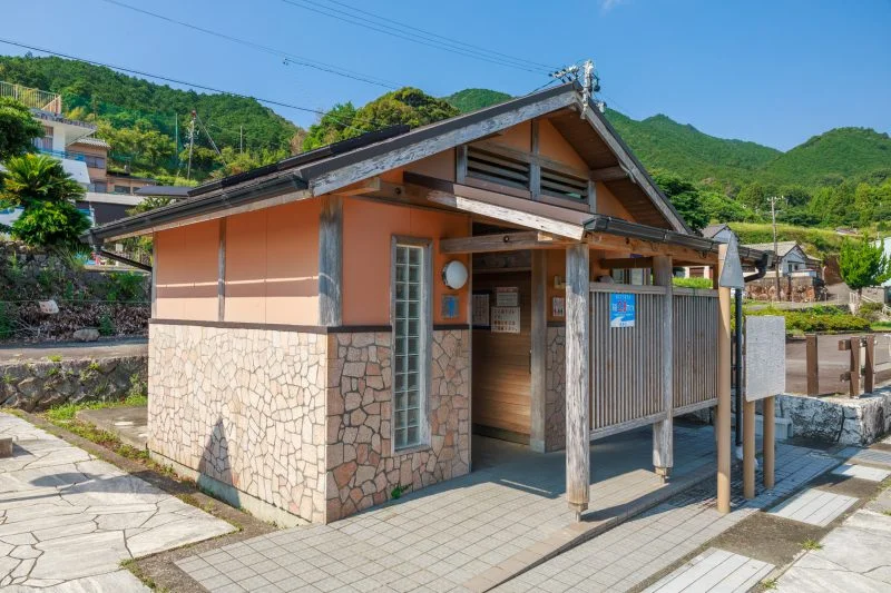 無料壁紙 新鹿海岸公園 大駐車場の公衆トイレ。PCとデスクトップ壁紙に最適な4K高画質の無料壁紙。三重県熊野市の新鹿海水浴場で撮影したフリー写真素材