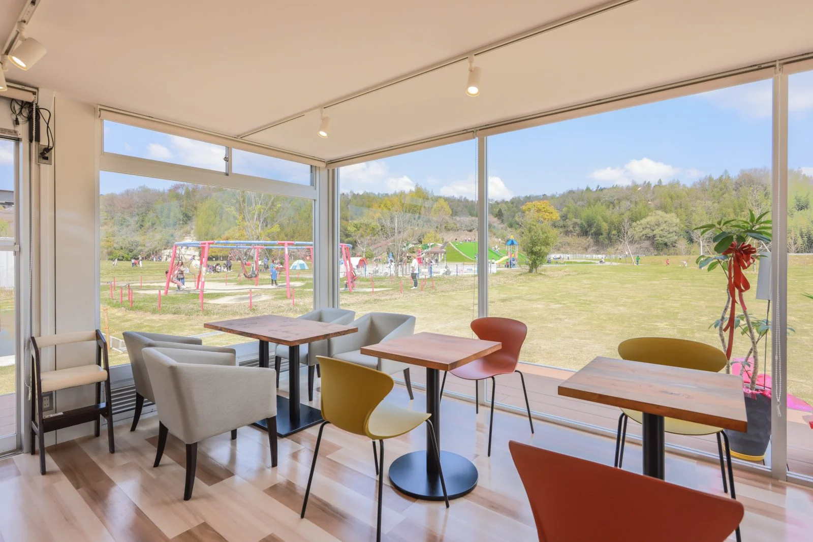 無料壁紙 カフェ「つハッチ」の店内。PCとデスクトップ壁紙に最適な4K高画質の無料壁紙。三重県津市の中勢グリーンパークで撮影したフリー写真素材