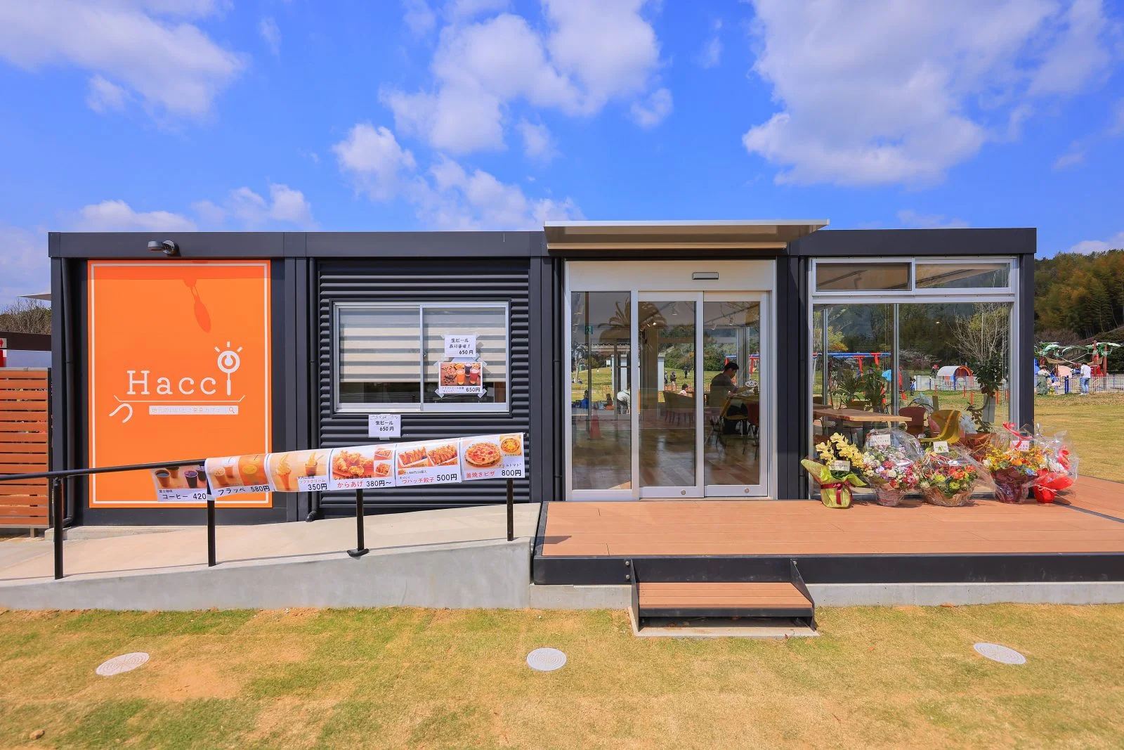 無料壁紙 カフェ「つハッチ」の外観。PCとデスクトップ壁紙に最適な4K高画質の無料壁紙。三重県津市の中勢グリーンパークで撮影したフリー写真素材
