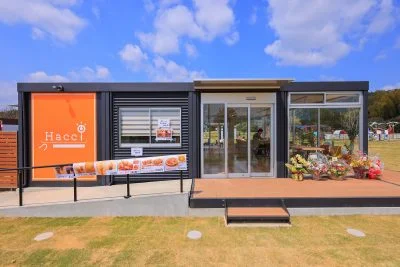 無料壁紙 カフェ「つハッチ」の外観。PCとデスクトップ壁紙に最適な4K高画質の無料壁紙。三重県津市の中勢グリーンパークで撮影したフリー写真素材