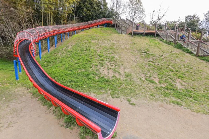 無料壁紙 ロングスライダー。PCとデスクトップ壁紙に最適な4K高画質の無料壁紙。三重県津市の中勢グリーンパークで撮影したフリー写真素材