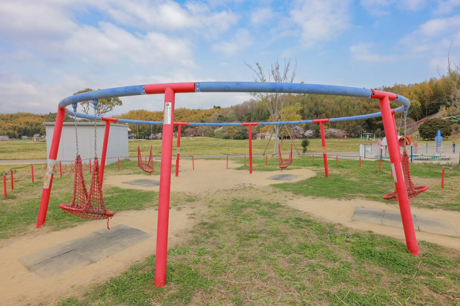 無料壁紙 ハンモック型ブランコ。PCとデスクトップ壁紙に最適な4K高画質の無料壁紙。三重県津市の中勢グリーンパークで撮影したフリー写真素材