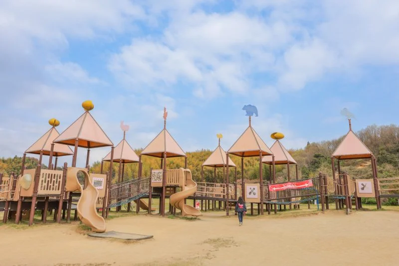 無料壁紙 コンビネーション遊具。PCとデスクトップ壁紙に最適な4K高画質の無料壁紙。三重県津市の中勢グリーンパークで撮影したフリー写真素材