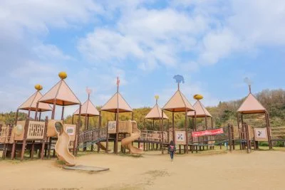 無料壁紙 コンビネーション遊具。PCとデスクトップ壁紙に最適な4K高画質の無料壁紙。三重県津市の中勢グリーンパークで撮影したフリー写真素材