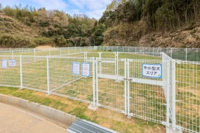 無料壁紙 ドッグランの入口。PCとデスクトップ壁紙に最適な4K高画質の無料壁紙。三重県津市の中勢グリーンパークで撮影したフリー写真素材