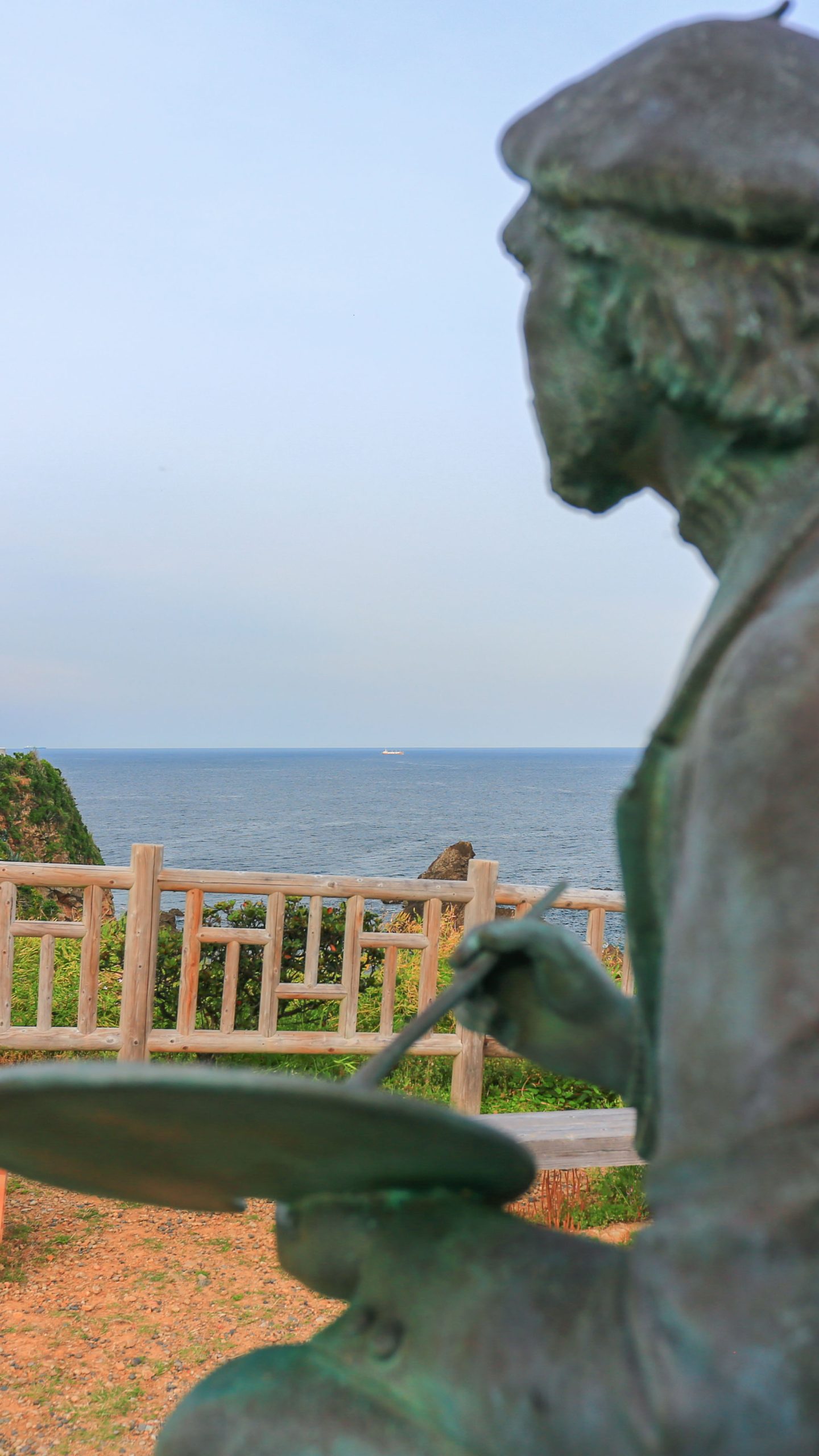 絵描きの銅像(三重県志摩市・大王埼灯台)