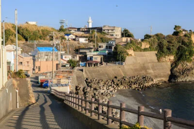 無料壁紙 坂道から眺める灯台。PCとデスクトップ壁紙に最適な4K高画質の無料壁紙。三重県志摩市の大王埼灯台で撮影したフリー写真素材