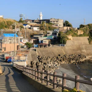 無料壁紙 坂道から眺める灯台。PCとデスクトップ壁紙に最適な4K高画質の無料壁紙。三重県志摩市の大王埼灯台で撮影したフリー写真素材