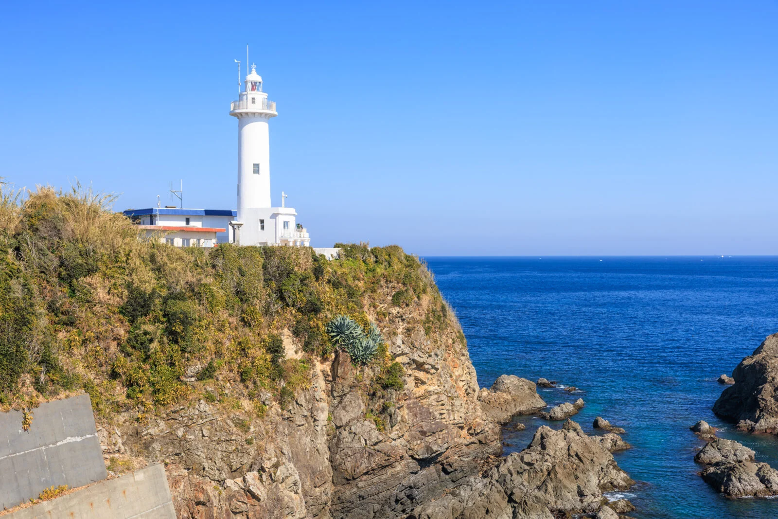 無料壁紙 青空と青い海と白亜の灯台。PCとデスクトップ壁紙に最適な4K高画質の無料壁紙。三重県志摩市の大王埼灯台で撮影したフリー写真素材