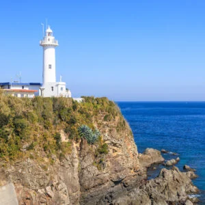 無料壁紙 青空と青い海と白亜の灯台。PCとデスクトップ壁紙に最適な4K高画質の無料壁紙。三重県志摩市の大王埼灯台で撮影したフリー写真素材