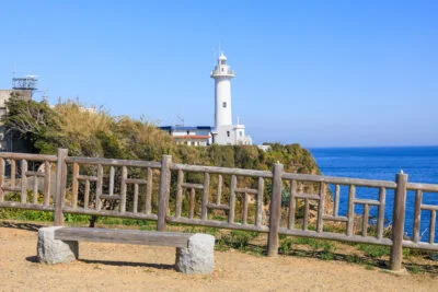 無料壁紙 八幡さん公園から眺める灯台。PCとデスクトップ壁紙に最適な4K高画質の無料壁紙。三重県志摩市の大王埼灯台で撮影したフリー写真素材