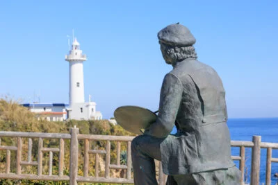 無料壁紙 灯台を眺める銅像。PCとデスクトップ壁紙に最適な4K高画質の無料壁紙。三重県志摩市の大王埼灯台で撮影したフリー写真素材