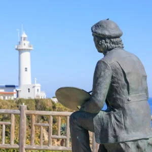 無料壁紙 灯台を眺める銅像。PCとデスクトップ壁紙に最適な4K高画質の無料壁紙。三重県志摩市の大王埼灯台で撮影したフリー写真素材