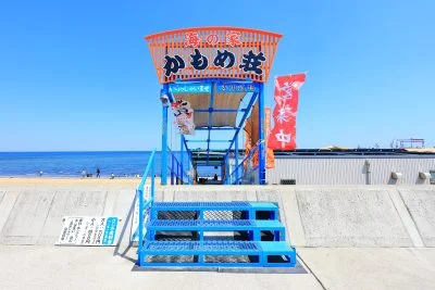 無料壁紙 海の家「かもめ荘」の入口。PCとデスクトップ壁紙に最適な4K高画質の無料壁紙。三重県津市の御殿場海岸で撮影したフリー写真素材