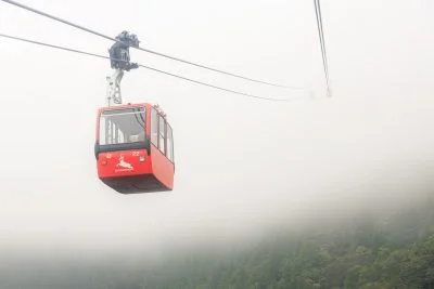 無料壁紙 霧から脱出したゴンドラ。PCとデスクトップ壁紙に最適な4K高画質の無料壁紙。三重県菰野町の御在所ロープウエイで撮影したフリー写真素材
