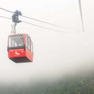 無料壁紙 霧から脱出したゴンドラ。PCとデスクトップ壁紙に最適な4K高画質の無料壁紙。三重県菰野町の御在所ロープウエイで撮影したフリー写真素材