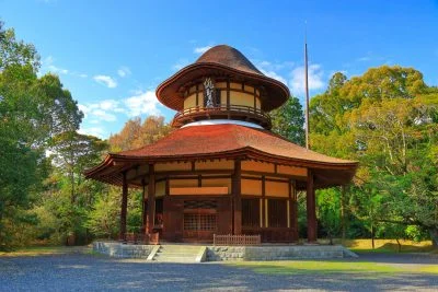 無料壁紙 青空と俳聖殿。PCとデスクトップ壁紙に最適な4K高画質の無料壁紙。三重県伊賀市の俳聖殿で撮影したフリー写真素材